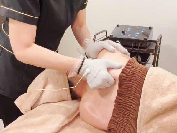 EMS小顔矯正リフトアップフェイシャル、肩甲骨施術写真