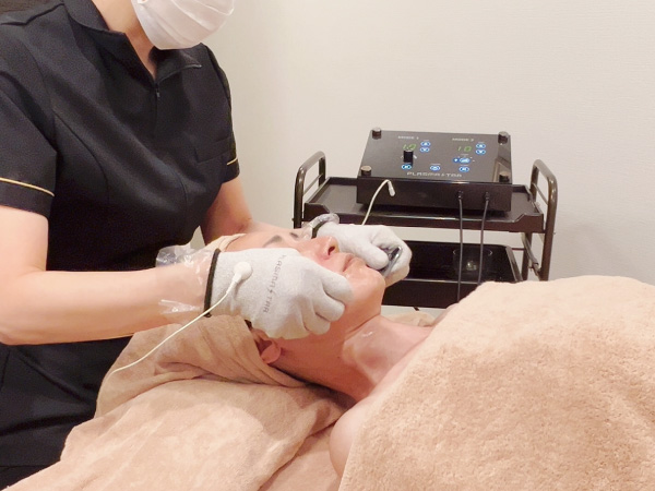 EMS小顔矯正リフトアップフェイシャル、テラヘルツEMSダブルカッサ施術写真