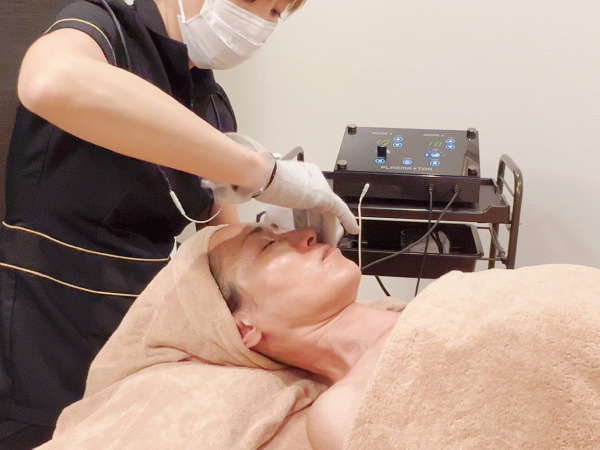 大阪平野区エステサロン、サラスバティのプラズマエイジングフェイシャル、スパッタリング施術写真