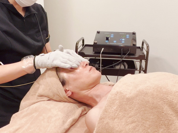 大阪平野区エステサロン、サラスバティのプラズマエイジングフェイシャル、目のシワ、シミ施術写真